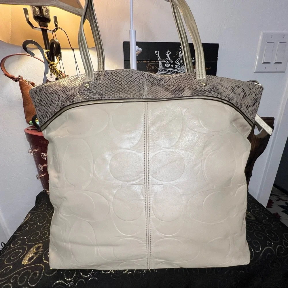 Coach 2012 Laura Embossed Monogram C Snakeskin Leather Tote Bag F19696
